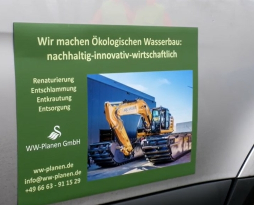 Firmenschild der Firma WW Planen an einer Fahrzeugtür